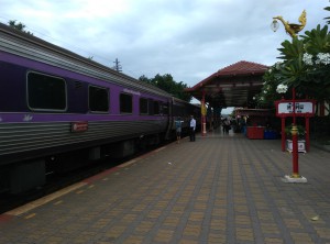 Поезд на вокзале в городе Hua-Hin